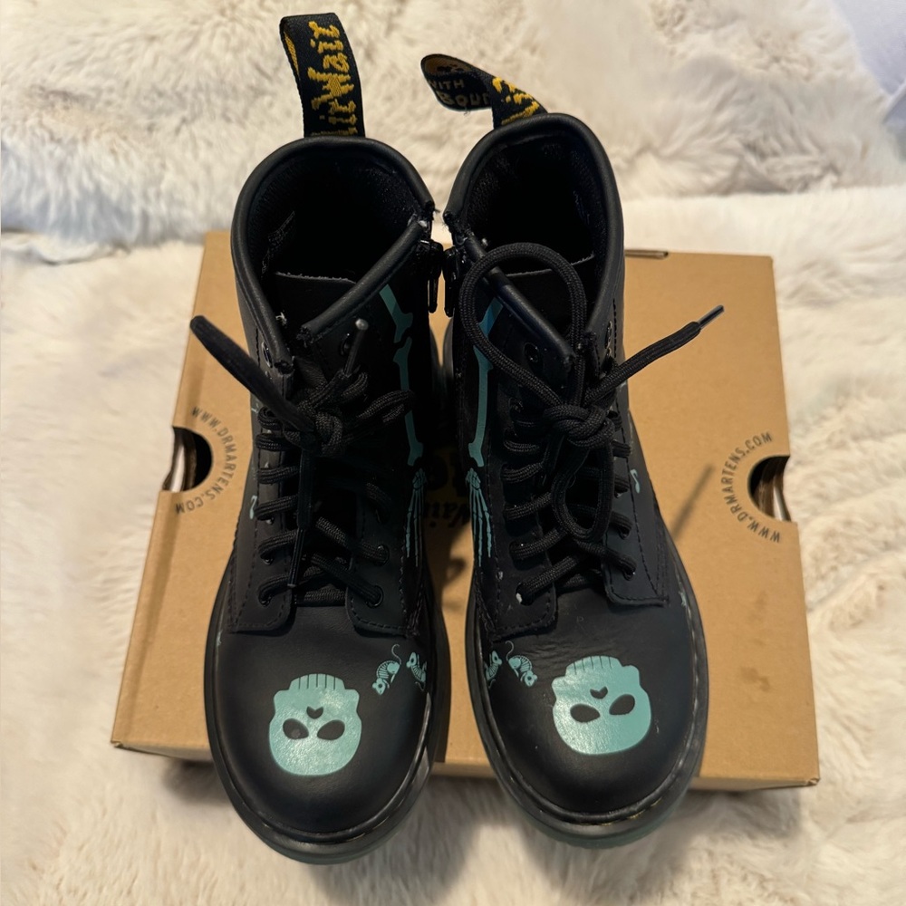 EUC!! KIDS Dr. Marten’s Airwair Skelly Print - Picture 2 of 8
